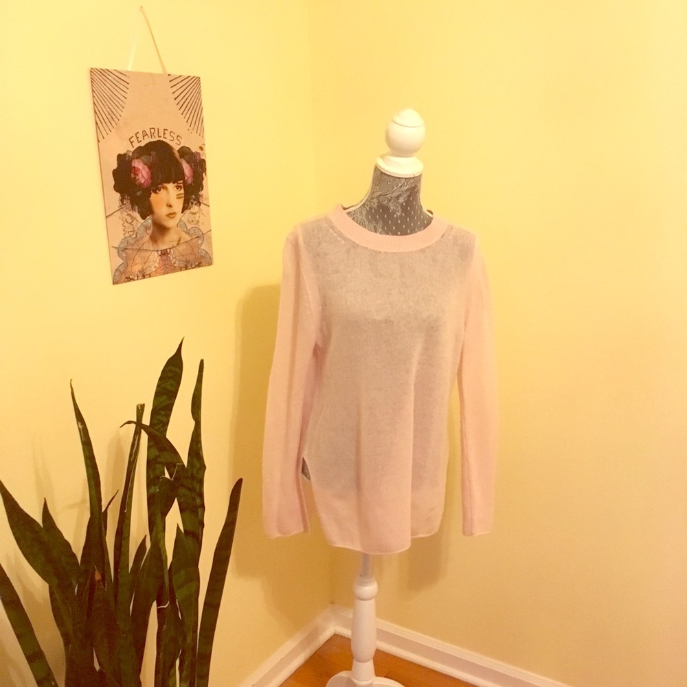 Beautiful light pink cashmere sweater
